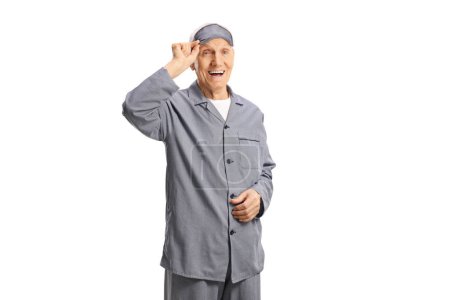 Téléchargez les photos : Homme âgé en pyjama avec un masque de sommeil isolé sur fond blanc - en image libre de droit