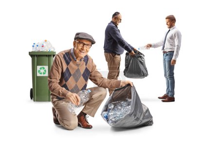 Téléchargez les photos : Les hommes recueillant des bouteilles en plastique pour le recyclage isolé sur fond blanc - en image libre de droit