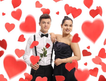 Téléchargez les photos : Couple célébrant la nuit de bal et debout sous des cœurs rouges isolés sur fond blanc - en image libre de droit