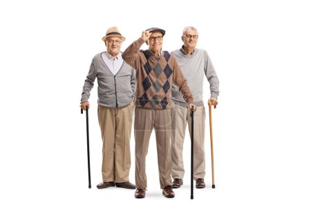 Téléchargez les photos : Portrait complet d'un groupe d'hommes âgés debout et posant isolés sur fond blanc - en image libre de droit