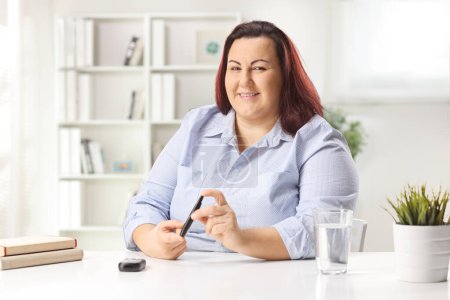 Corpulent jeune femme assise et utilisant un stylo à insuline doigt 
