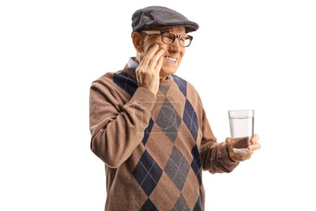 Téléchargez les photos : Homme âgé tenant un verre d'eau et ayant un mal de dents isolé sur fond blanc - en image libre de droit