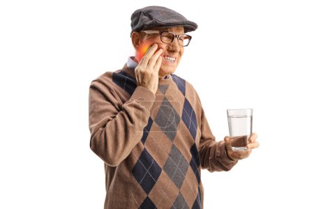 Téléchargez les photos : Homme âgé avec un mal de dents tenant un verre d'eau isolé sur fond blanc - en image libre de droit