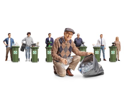 Téléchargez les photos : Homme âgé recueillant des bouteilles en plastique et des personnes debout avec des matériaux de recyclage isolés sur fond blanc - en image libre de droit