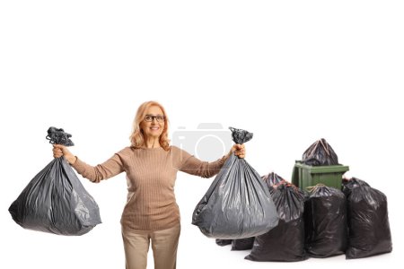 Foto de Mujer sosteniendo bolsas de residuos aisladas sobre fondo blanco - Imagen libre de derechos