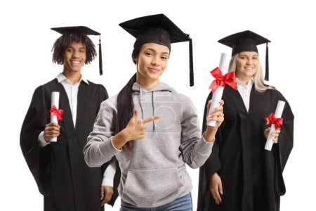 Téléchargez les photos : Groupe d'étudiants diplômés masculins et féminins isolés sur fond blanc - en image libre de droit