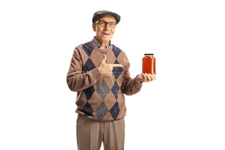 Anciano sosteniendo un frasco de miel y señalando aislado sobre fondo blanco