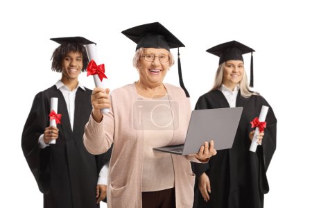 Estudiantes de graduación y una mujer madura con una computadora portátil aislada sobre fondo blanco, concepto de educación para todas las generaciones