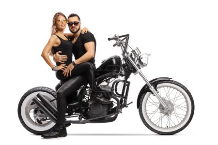 Téléchargez les photos : Attrayant jeune couple assis sur une moto hélico dans embrasser isolé sur fond blanc - en image libre de droit