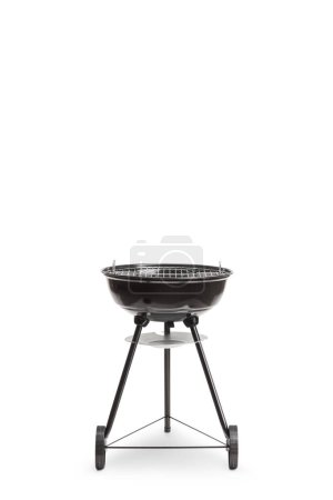 Téléchargez les photos : Photo studio d'une grille de barbecue sur roues isolées sur fond blanc - en image libre de droit