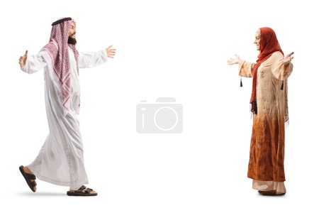 Téléchargez les photos : Photo de profil pleine longueur d'un homme arabe saoudien rencontrant une femme portant le hijab isolé sur fond blanc - en image libre de droit