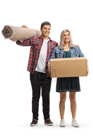 Téléchargez les photos : Couple avec une boîte en carton et tapis isolés sur fond blanc, concept d'enlèvement - en image libre de droit