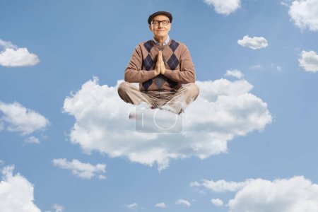 Téléchargez les photos : Homme âgé assis sur un nuage et pratiquant une pose de yoga - en image libre de droit