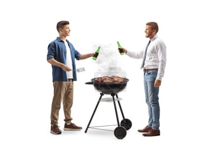 Téléchargez les photos : Hommes faisant un barbecue et griller avec des bouteilles de bière isolées sur fond blanc - en image libre de droit