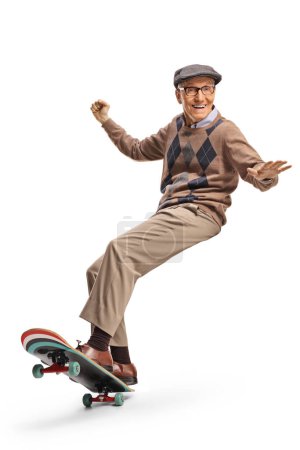 Foto de Feliz anciano montando un monopatín y sonriendo aislado sobre fondo blanco - Imagen libre de derechos
