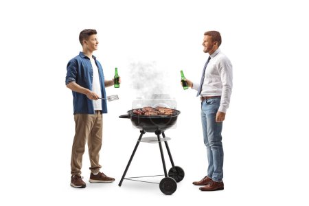 Téléchargez les photos : Hommes faisant un barbecue et tenant des bouteilles de bière isolées sur fond blanc - en image libre de droit