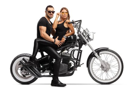 Foto de Joven atractivo hombre y mujer sentado en una moto aislado sobre fondo blanco - Imagen libre de derechos