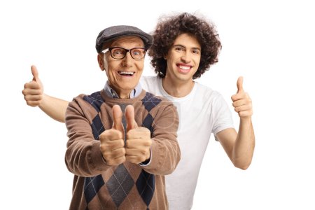Téléchargez les photos : Homme âgé et jeune homme souriant montrant pouces vers le haut isolé sur fond blanc - en image libre de droit