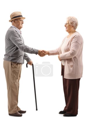 Téléchargez les photos : Plan de profil complet d'un homme âgé et d'une femme âgée serrant la main isolée sur fond blanc - en image libre de droit