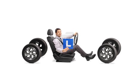 Téléchargez les photos : Homme conduisant et tenant un panneau L isolé sur fond blanc - en image libre de droit