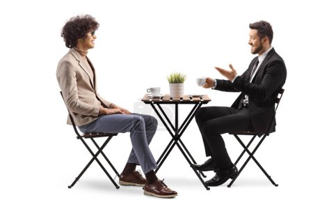 Téléchargez les photos : Hommes prenant un café et parlant isolé sur fond blanc - en image libre de droit