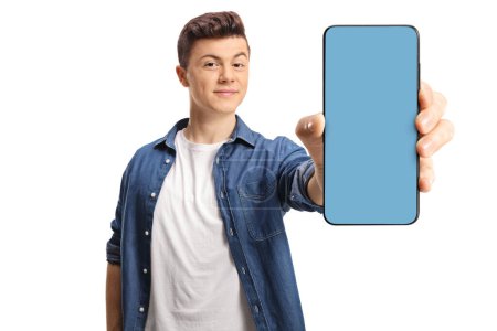 Téléchargez les photos : Jeune homme tenant un smartphone avec écran bleu isolé sur fond blanc - en image libre de droit