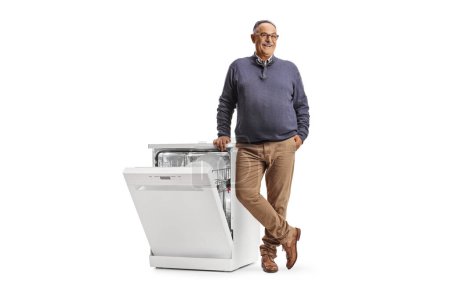 Téléchargez les photos : Mature homme avec un lave-vaisselle isolé sur fond blanc - en image libre de droit