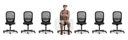 Téléchargez les photos : Homme âgé assis dans une chaise de bureau avec d'autres chaises vides autour isolé sur fond blanc - en image libre de droit