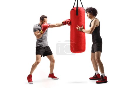 Téléchargez les photos : Boîte d'entraînement pour hommes avec un sac de boxe isolé sur fond blanc - en image libre de droit
