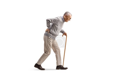 Téléchargez les photos : Photo de profil pleine longueur d'un homme âgé marchant avec un dos courbé isolé sur fond blanc - en image libre de droit