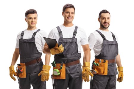 Téléchargez les photos : Equipe de travailleurs de service avec ceintures-outils isolées sur fond blanc - en image libre de droit