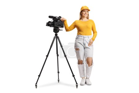 Téléchargez les photos : Portrait complet d'une caméraman avec une caméra sur un trépied isolé sur fond blanc - en image libre de droit