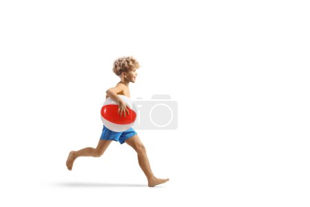 Téléchargez les photos : Garçon courir et tenir une balle de plage isolé sur fond blanc - en image libre de droit