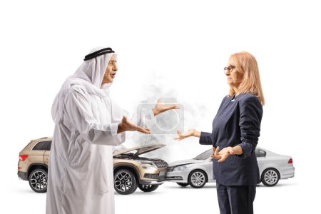 Foto de Conductor árabe masculino y conductor femenino discutiendo después de una colisión de un coche aislado sobre fondo blanco - Imagen libre de derechos