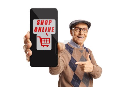 Téléchargez les photos : Homme âgé client pointant vers un smartphone avec boutique application en ligne isolé sur fond blanc - en image libre de droit