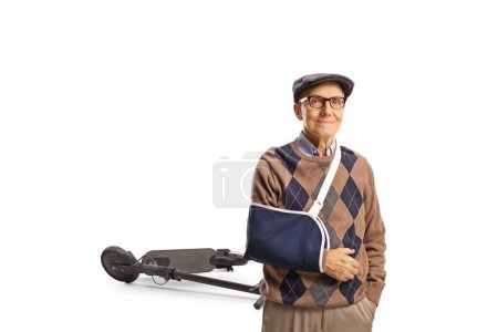 Téléchargez les photos : Homme âgé avec un bras cassé portant une attelle blessée par une chute de scooter isolé sur fond blanc - en image libre de droit