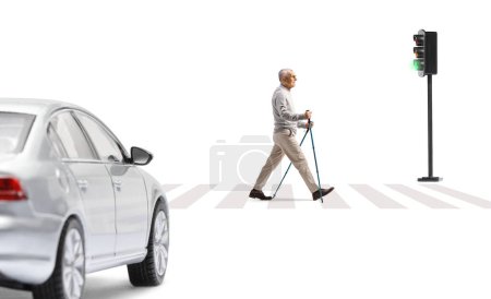 Téléchargez les photos : Voiture en attente et un homme âgé marchant avec des poteaux à un passage piéton isolé sur fond blanc - en image libre de droit