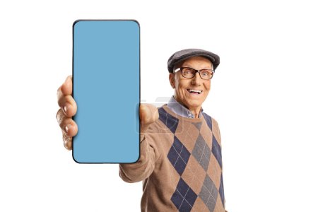 Téléchargez les photos : Homme âgé tenant un smartphone avec un écran bleu isolé sur fond blanc - en image libre de droit