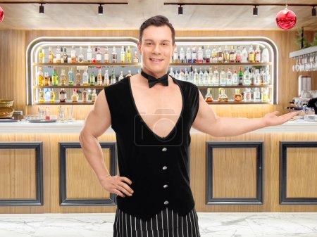 Sexy camarero gesto de bienvenida en un bar