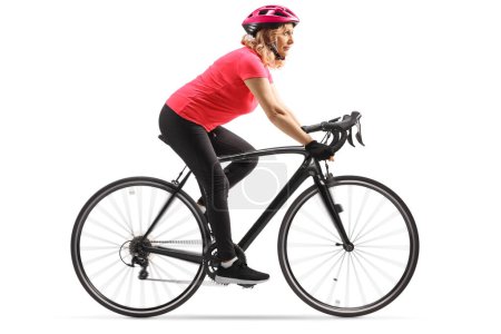 Téléchargez les photos : Femme en vêtements de sport chevauchant un vélo avec un casque isolé sur fond blanc - en image libre de droit