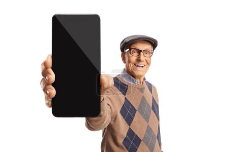 Téléchargez les photos : Homme âgé montrant un smartphone devant la caméra isolé sur fond blanc - en image libre de droit