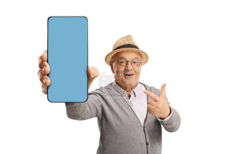 Téléchargez les photos : Homme âgé pointant un écran bleu sur un smartphone isolé sur fond blanc - en image libre de droit