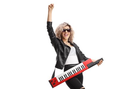 Mujer musica feliz con un keytar usando gafas de sol y gestos con la mano aislada sobre fondo blanco