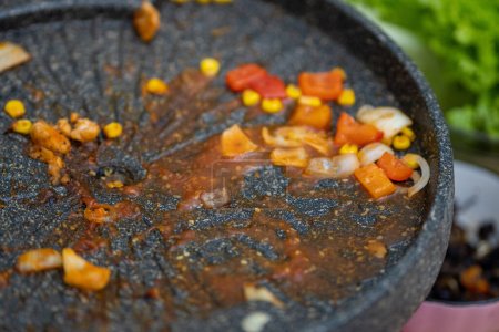 Téléchargez les photos : Delicious Meat and Vegetables Grill Cooking on All You Can Eat Iron Grilling Pan - en image libre de droit