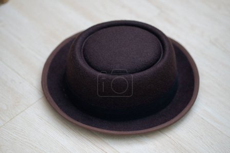 Foto de Brown Hat on White Wooden Floor Close Up - Imagen libre de derechos
