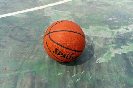 Foto de Orange basketball lying in the middle of the basketball court close up - Imagen libre de derechos
