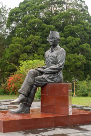 Téléchargez les photos : Une statue de Soekarno, premier président indonésien se tient près d'un arbre près d'un monument commémoratif. - en image libre de droit