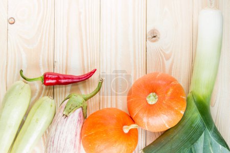 Foto de Una variedad de verduras de colores en la mesa de madera. Vista superior. espacio de copia - Imagen libre de derechos