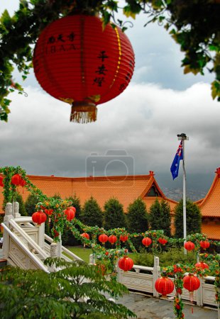 Foto de Berkeley, Nueva Gales del Sur, Australia: Linternas rojas chinas en el templo Fo Guang Shan Nan Tien, un templo budista cerca de Wollongong, Australia. - Imagen libre de derechos
