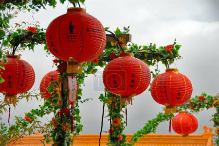 Foto de Berkeley, Nueva Gales del Sur, Australia: Linternas rojas chinas en el templo Fo Guang Shan Nan Tien, un templo budista cerca de Wollongong, Australia. - Imagen libre de derechos